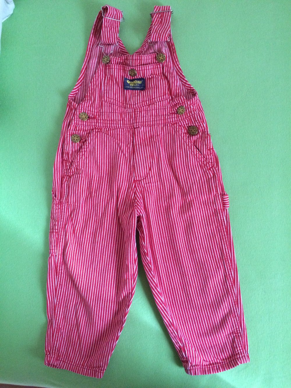 #OshKosh Latzhose Gr. 86 rot weiß 
