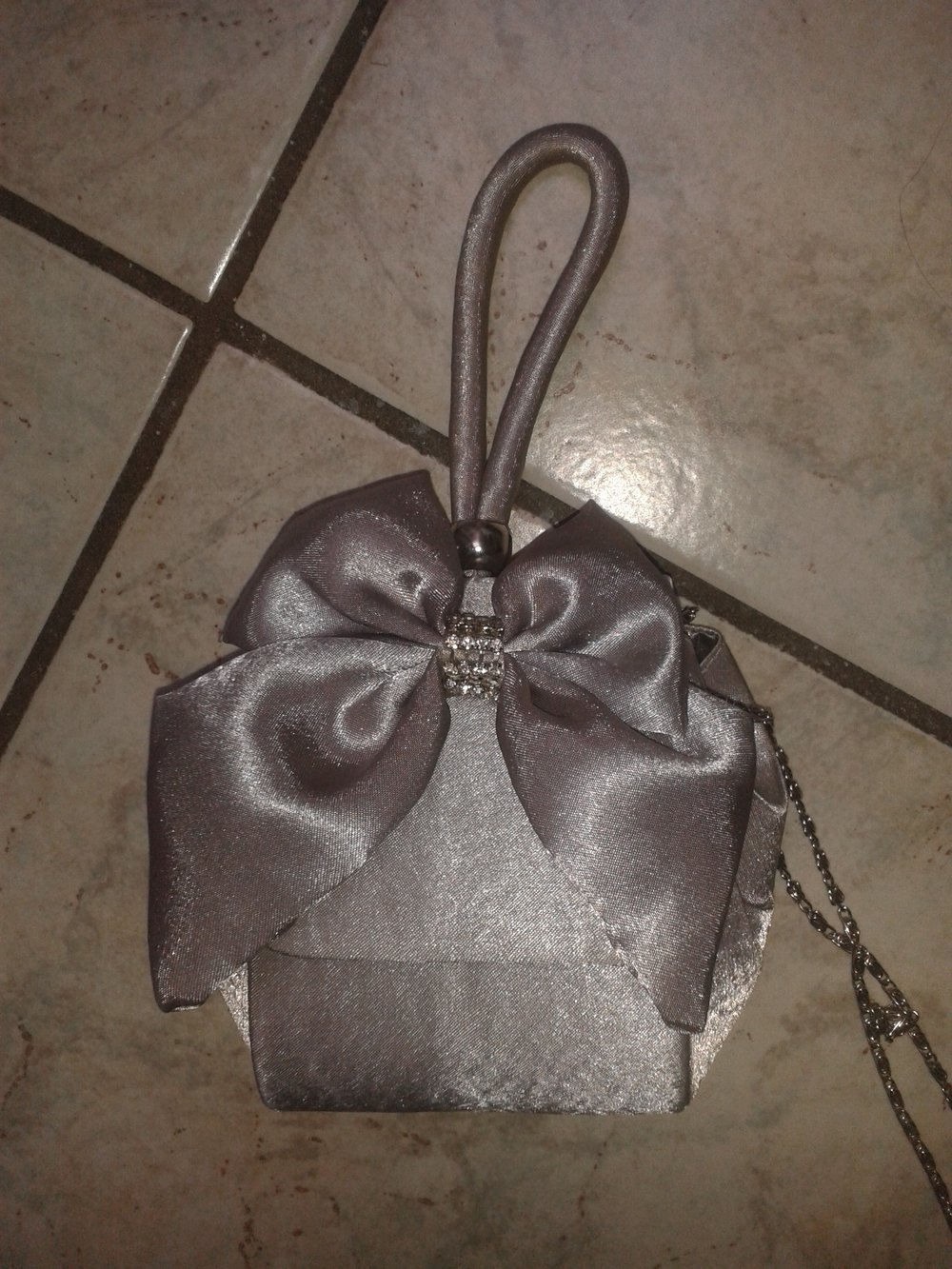 silberne elegante Handtasche, Handbeutel mit Schleife, Strasssteine