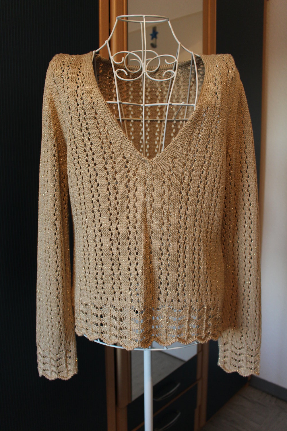 352. Festlicher Glitzer-Pullover von Heine, Gr. 40, beige