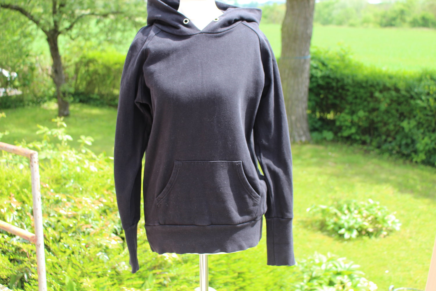 Cooler schwarzer Kapuzenpulli