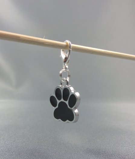 Pfote Anhänger Tatze Emaille Bettelarmband schwarz black Charm Emo Gothic Punk