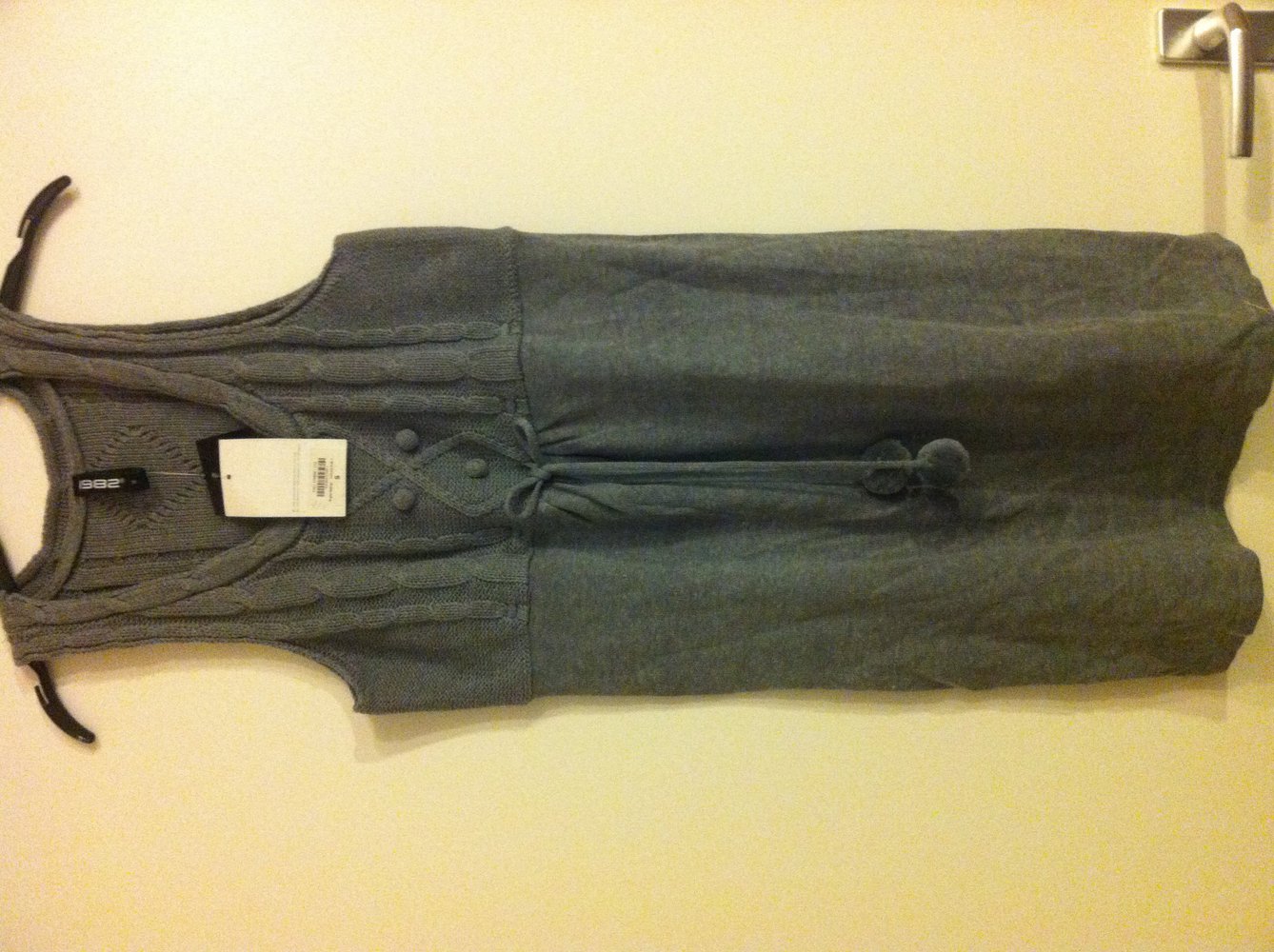 Neues graues Kleid mit Strick 