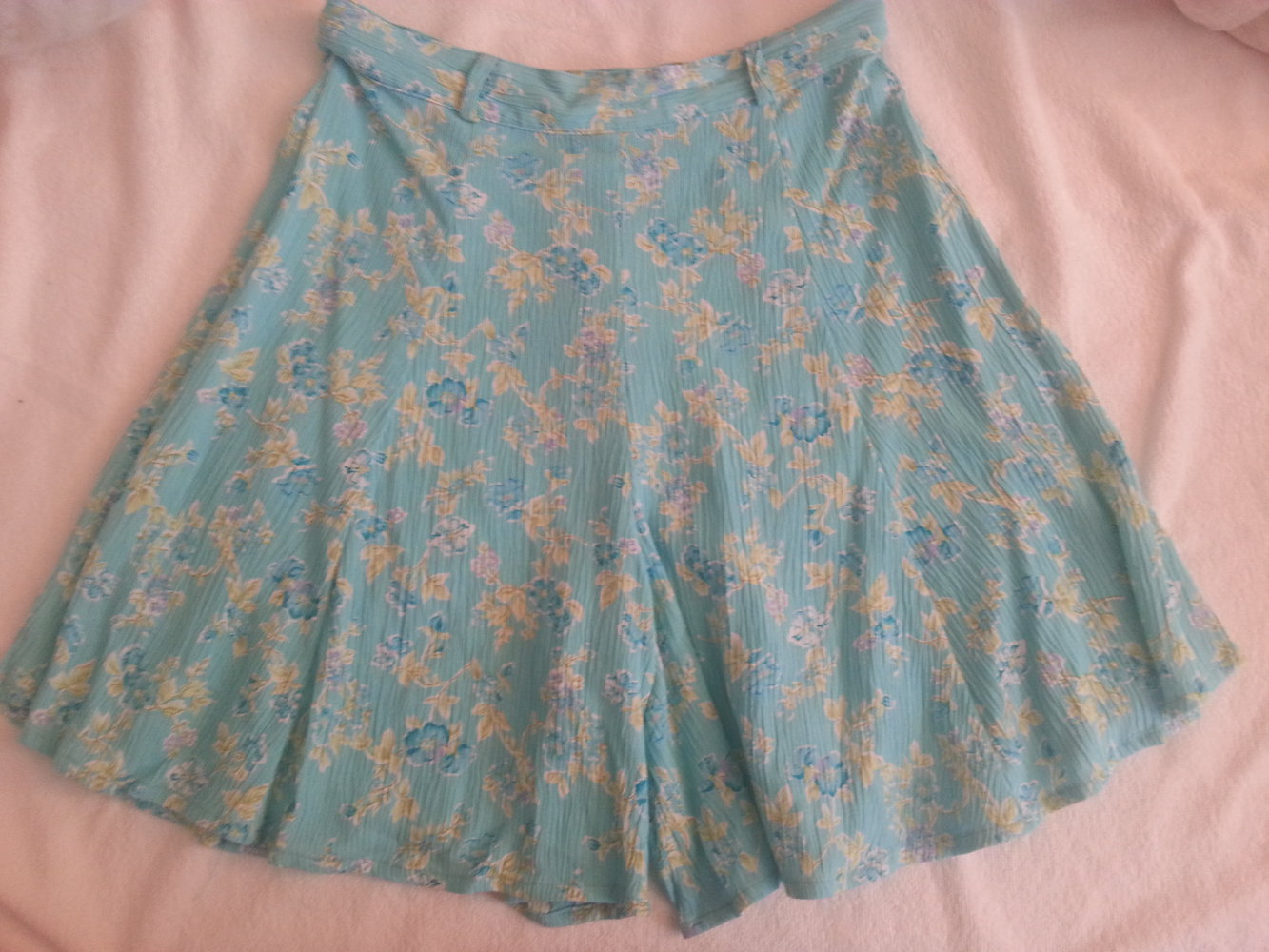 VINTAGE// Weiter Hosenrock gemustert mit Blumen gecrinkelt plissiert high-waist