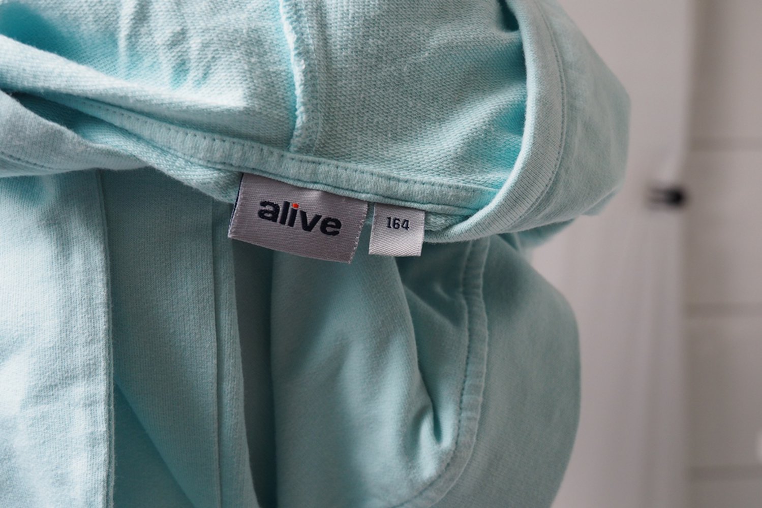 Hellblaues Sweatshirt mit Kaputze 