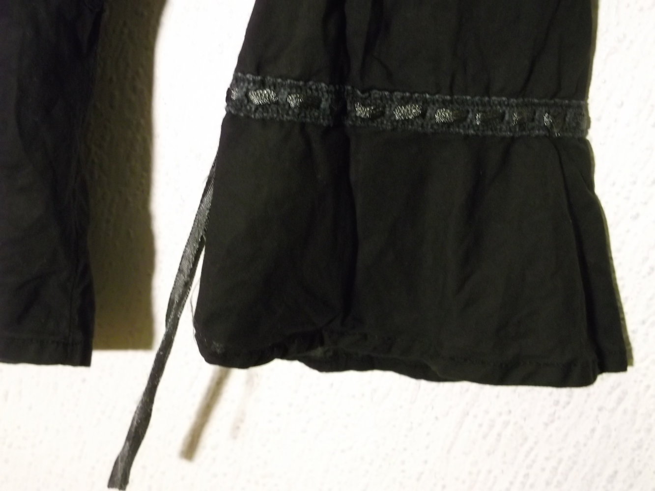 süßes schwarzes Hemd mit Spitzenborte 