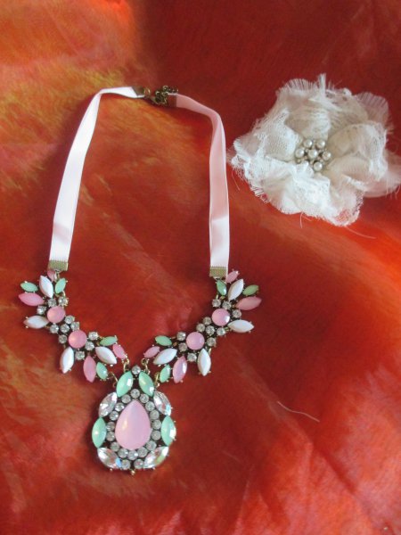 NEU mit ETIKETT * Antik golden * Statement * Swarovski * Glitzer * Kette mit rosé Satin Band * Pastell *