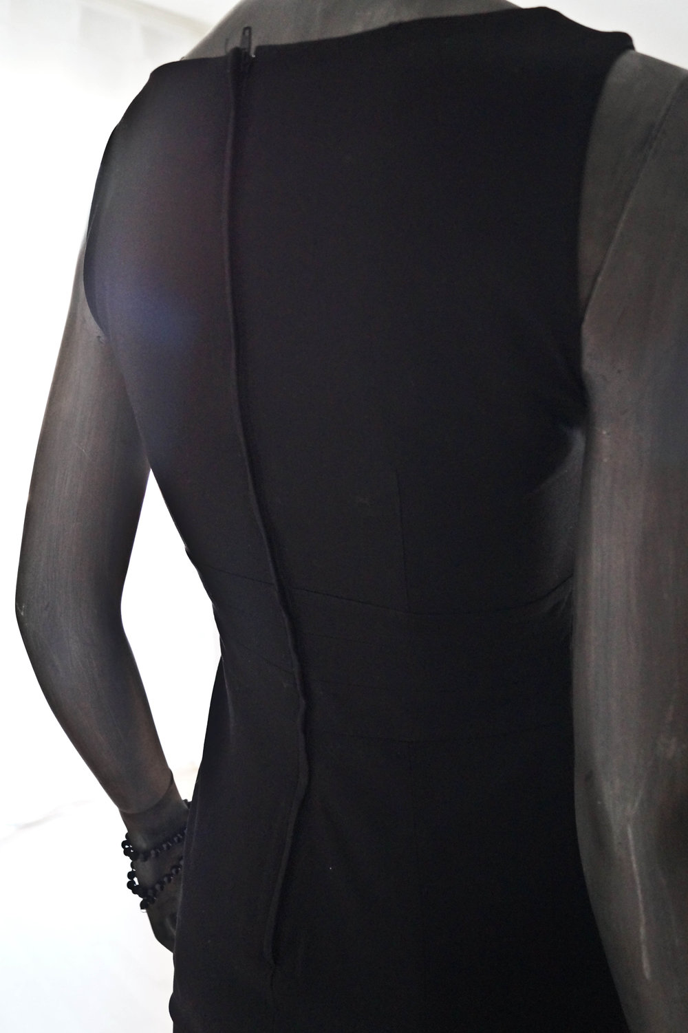 Schwarzes Etuikleid mit Detail - VB