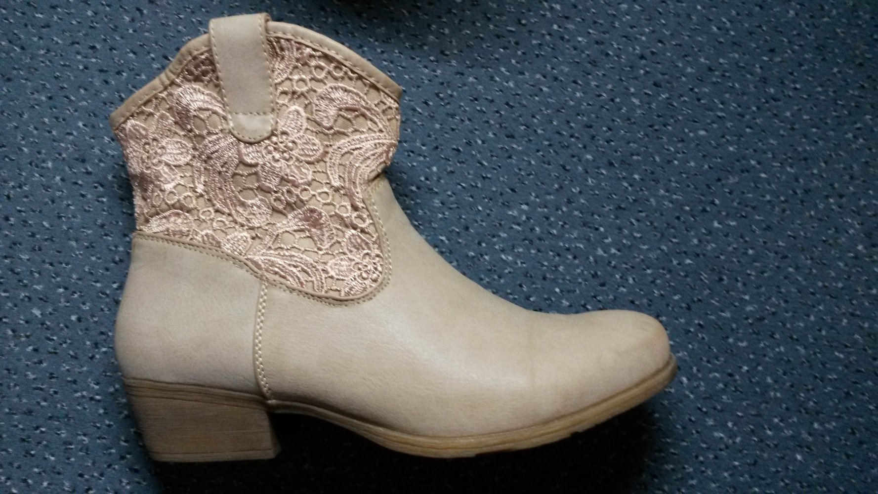 Cowboy Stiefel / Stiefeletten mit Spitze nude / Hellbrau