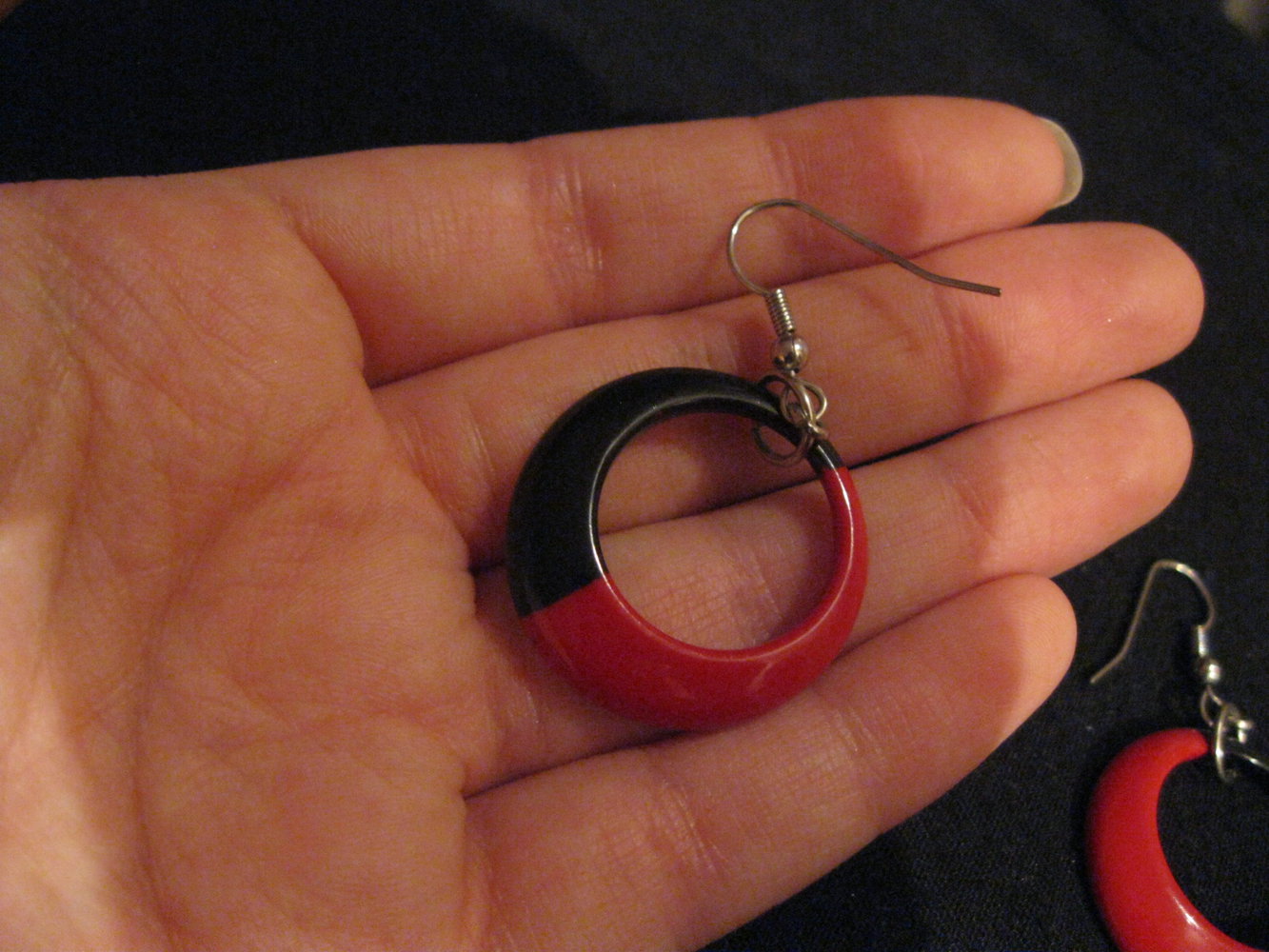 schwarz rote Ohrringe