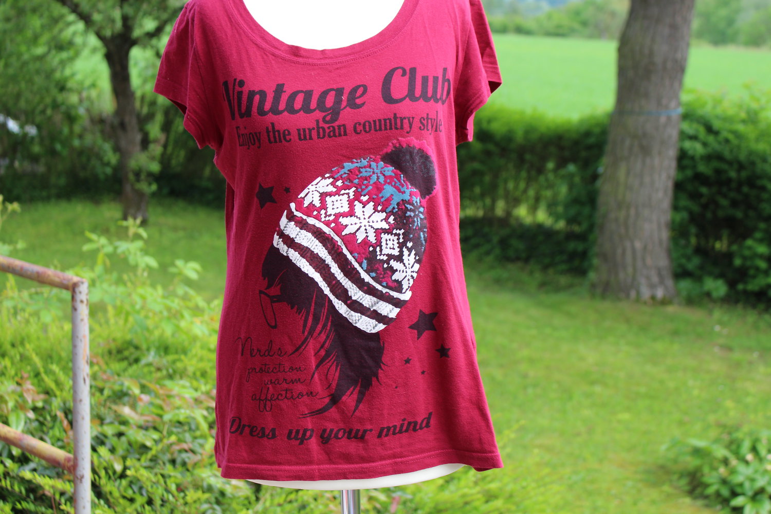 weinrotes T-shirt mit Aufdruck