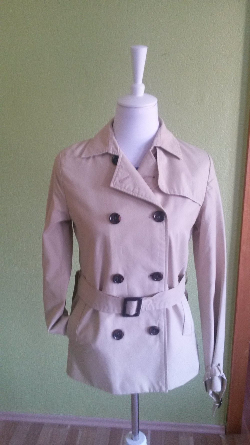 Kurzer Trenchcoat, beige mit Gürtel