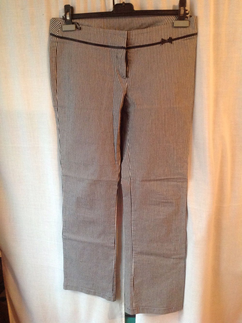 Süße gestreifte Hose mit Schleifchen