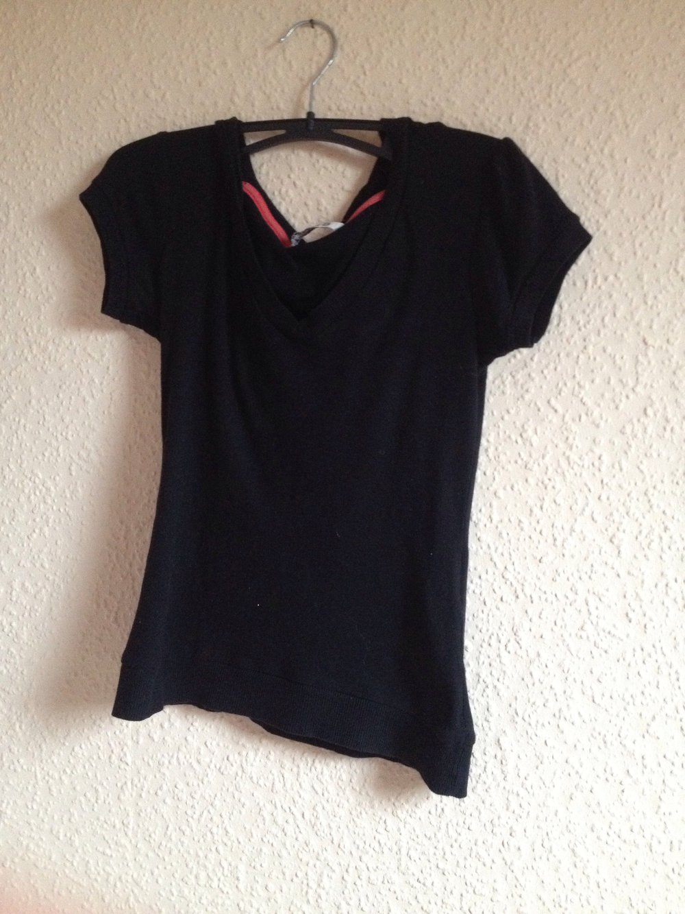 schwarzes T-Shirt mit Kapuze