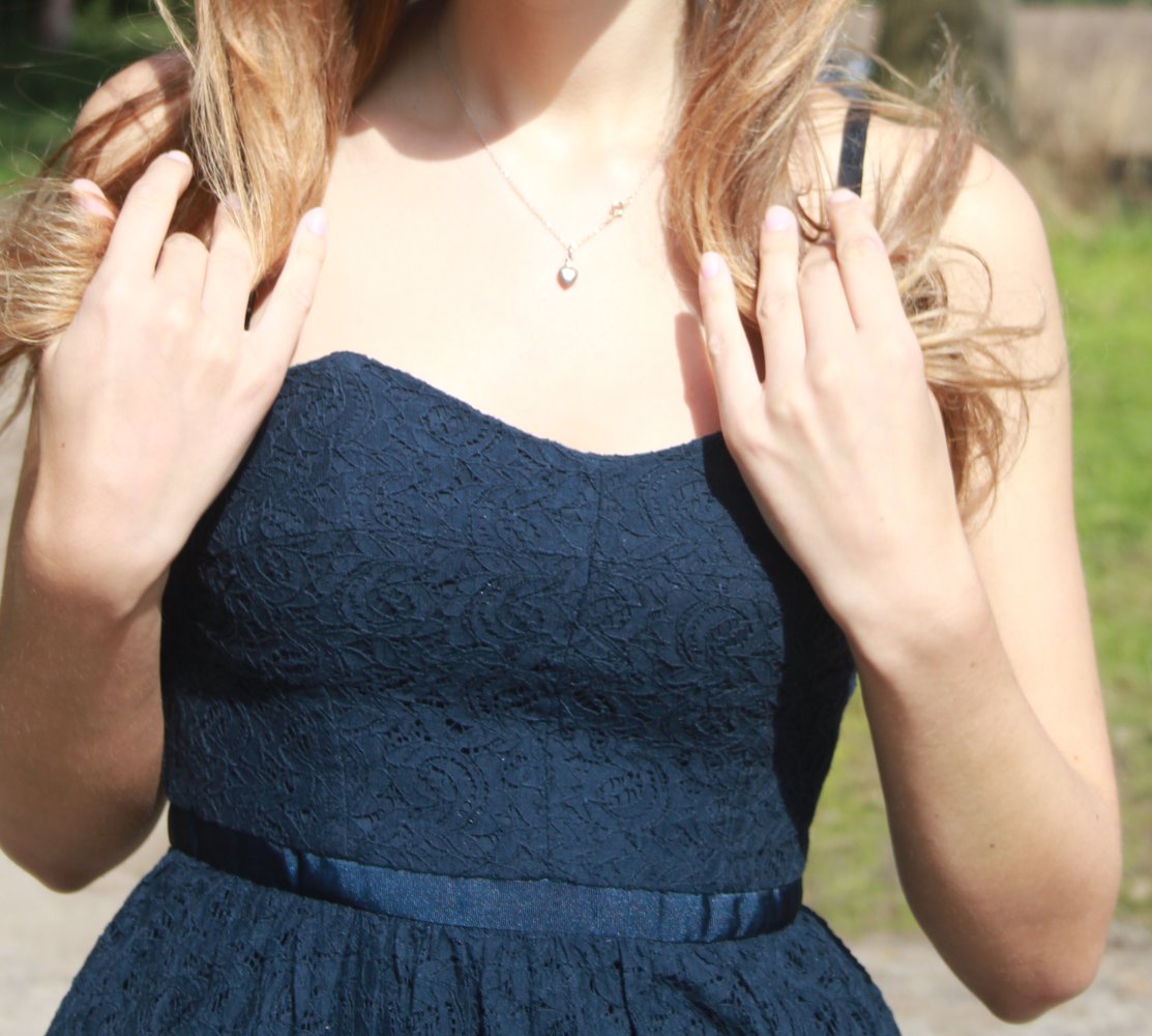 TRAUM Bandeaukleid aus dunkelblauer Baumwollspitze mit versteckten Rocktaschen