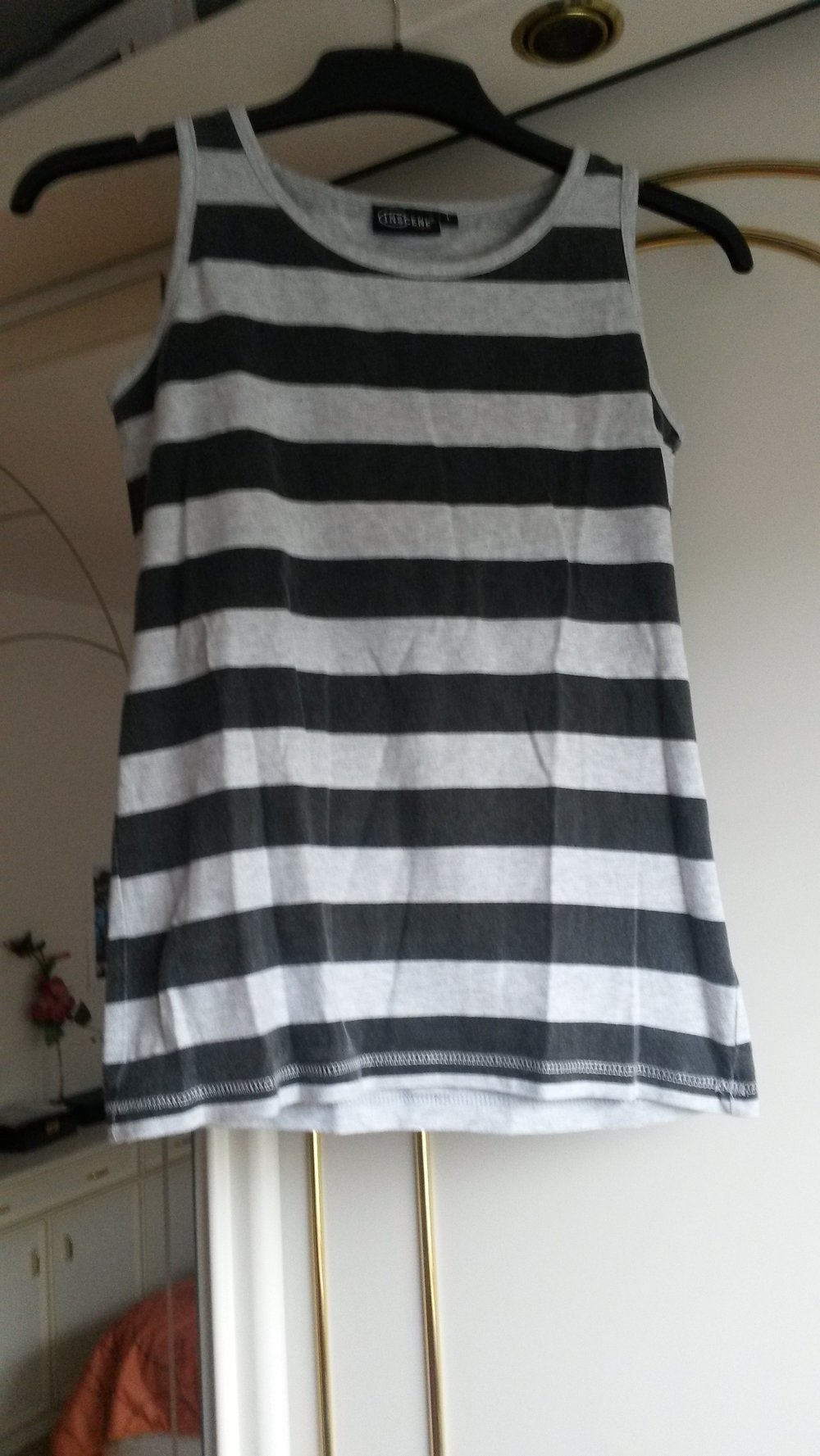 Top grau-schwarz gestreift Gr. M