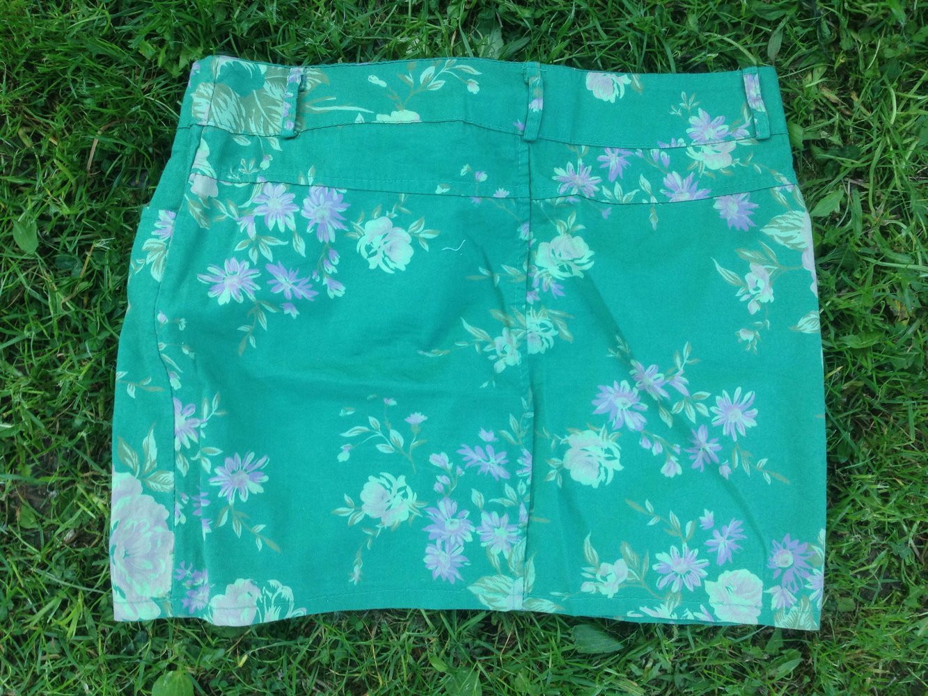 Grüner Minirock mit Blumen