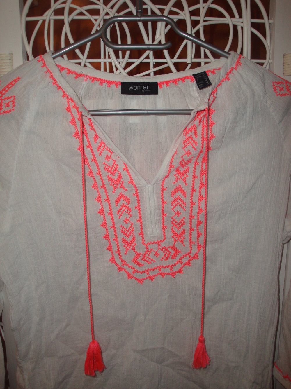 weiße Bluse mit pinken Stickerein