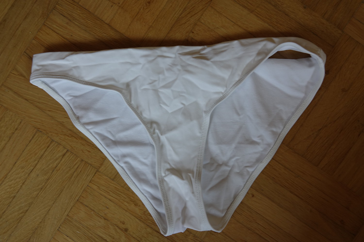 SET: Schickes Weißes Bikini SET mit goldenen Accessoires