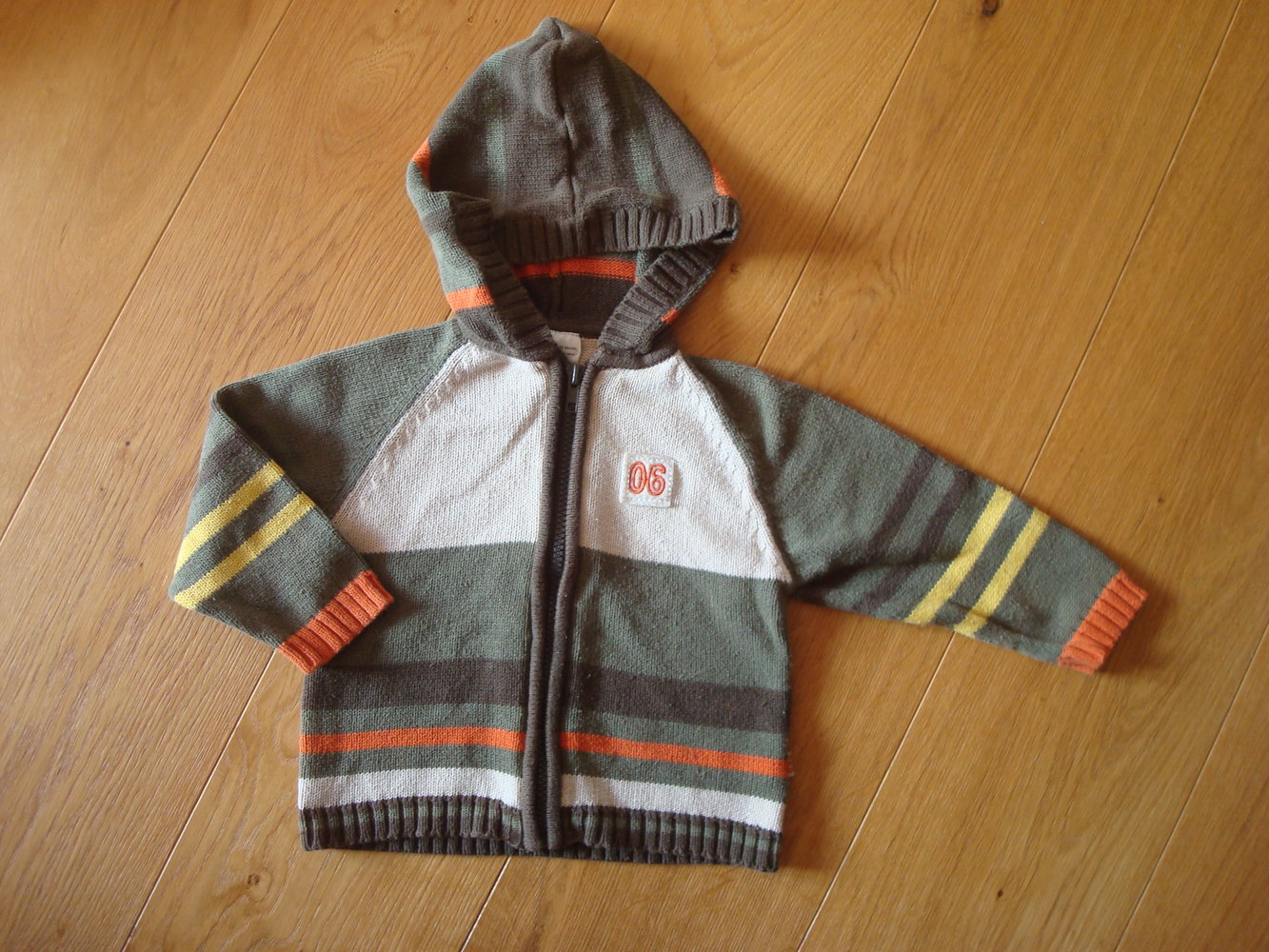 schöne Strickjacke mit Kapuze Gr. 86