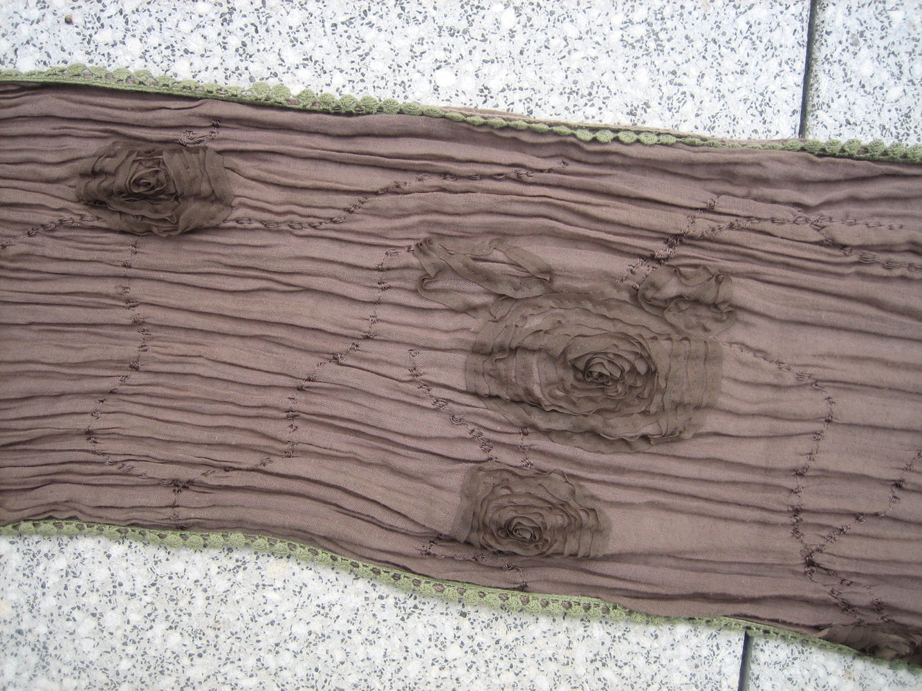 Toll kombinierbarer Crash-Schal, edles Taupe-Braun - sehr dekorativ!