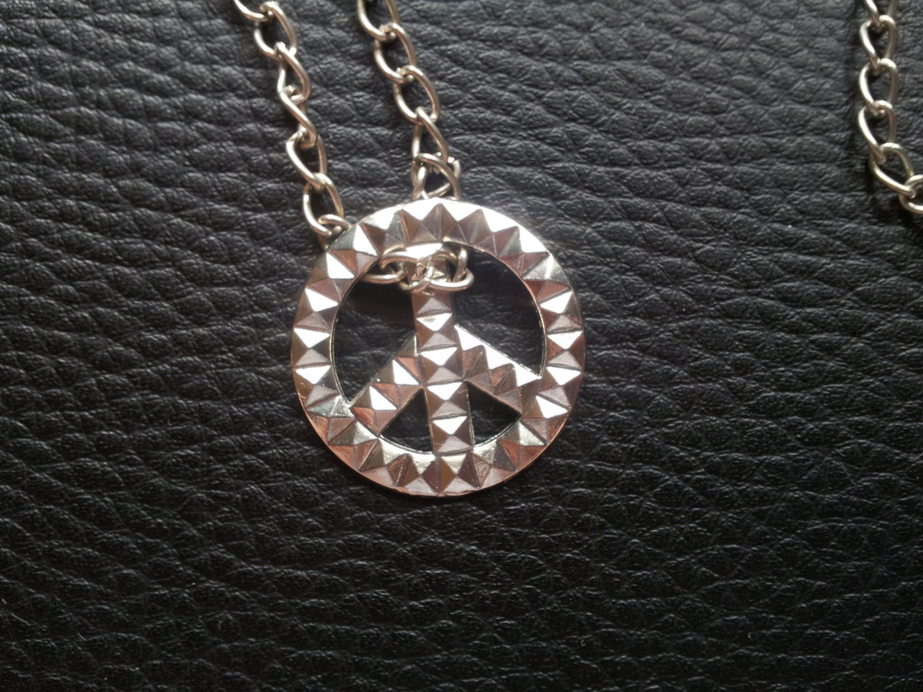  Modeschmuck lange Kette Peace Zeichen Anhänger NEU