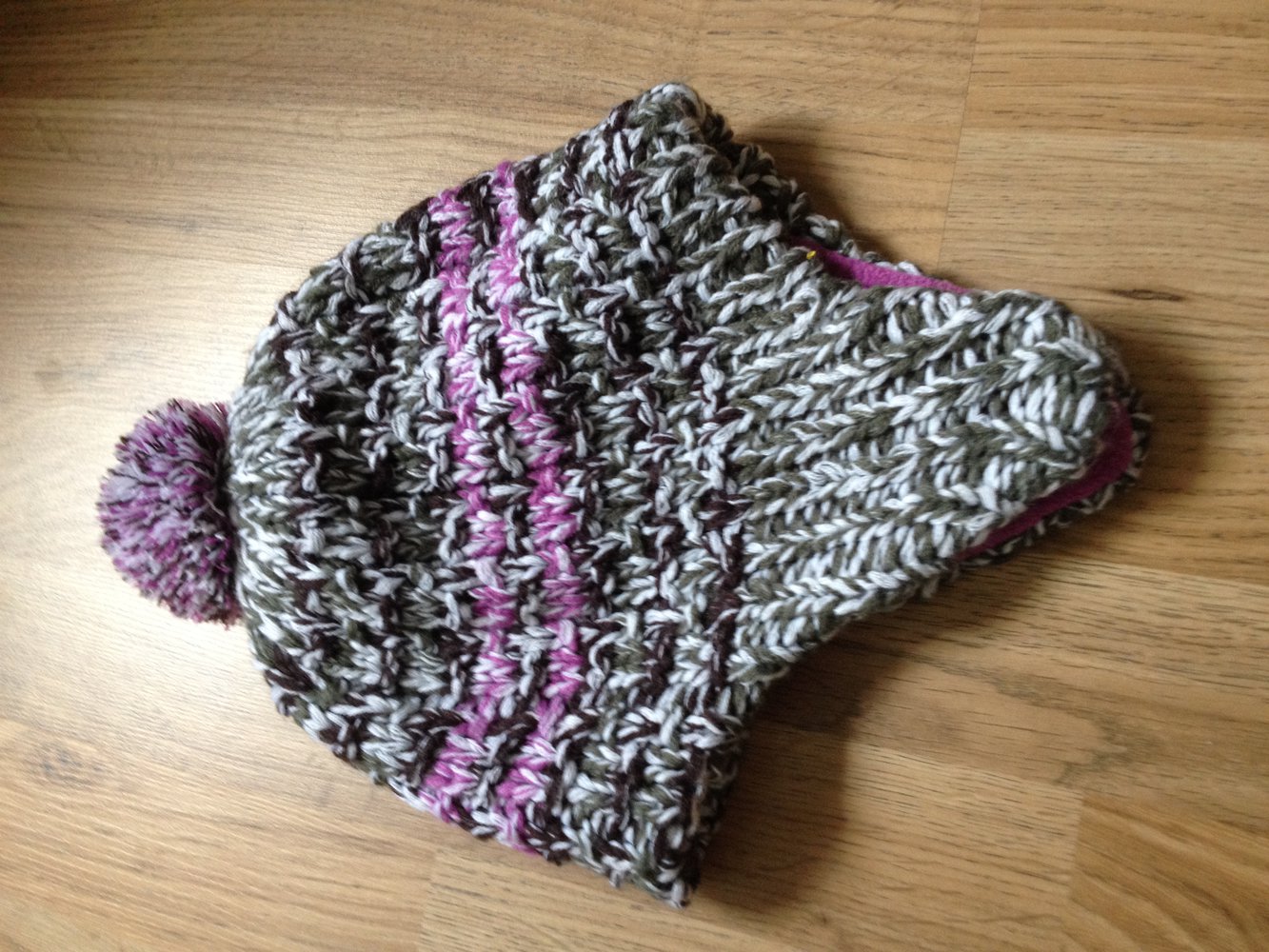 Grau- weiß- lila Bommelmütze