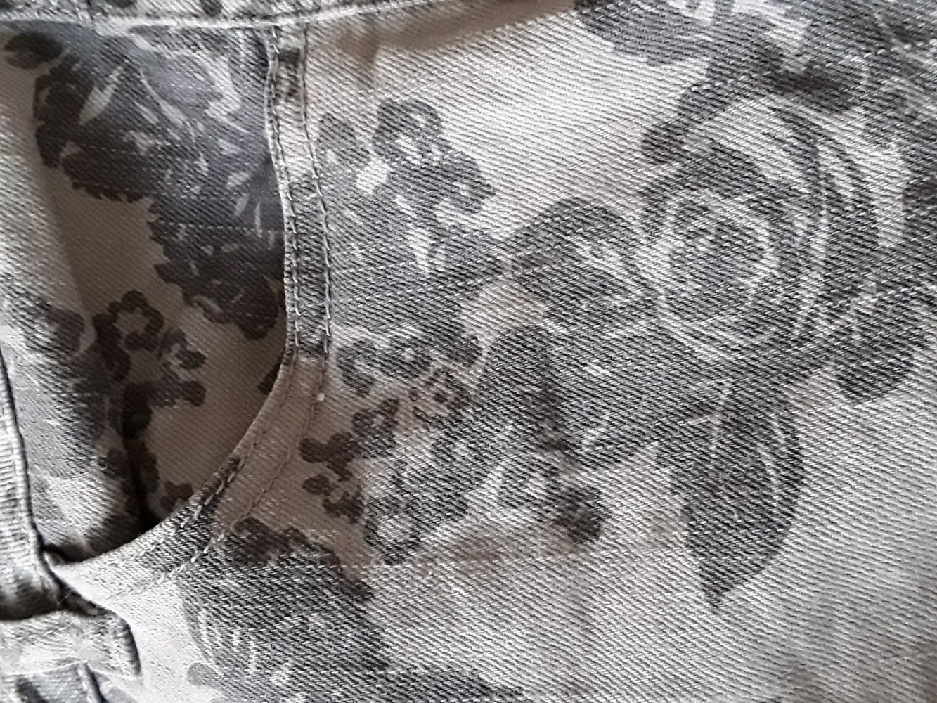 Jeanshose mit floralem Muster