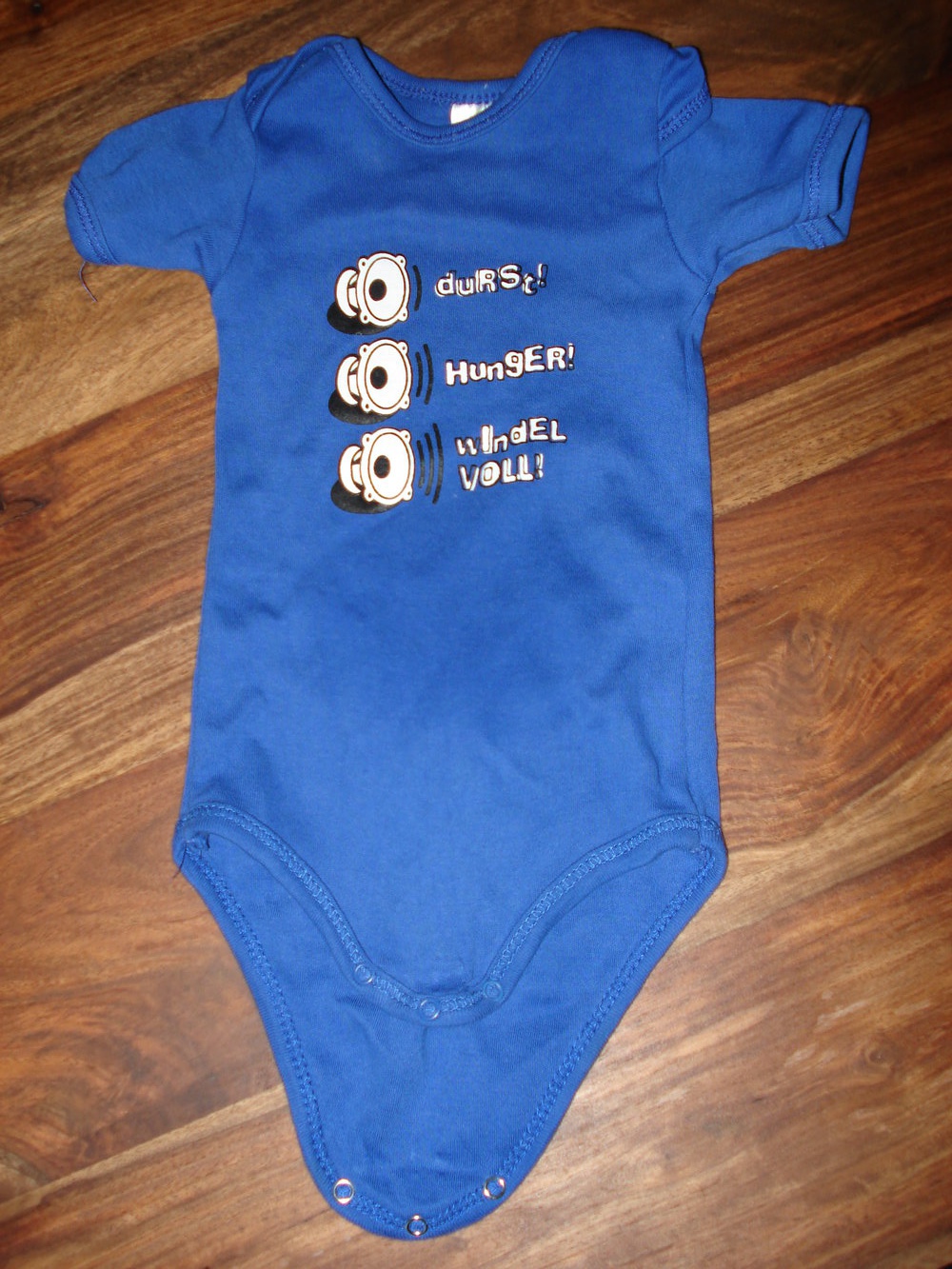 blauer Kurzarm-Body mit witzigem Aufdruck