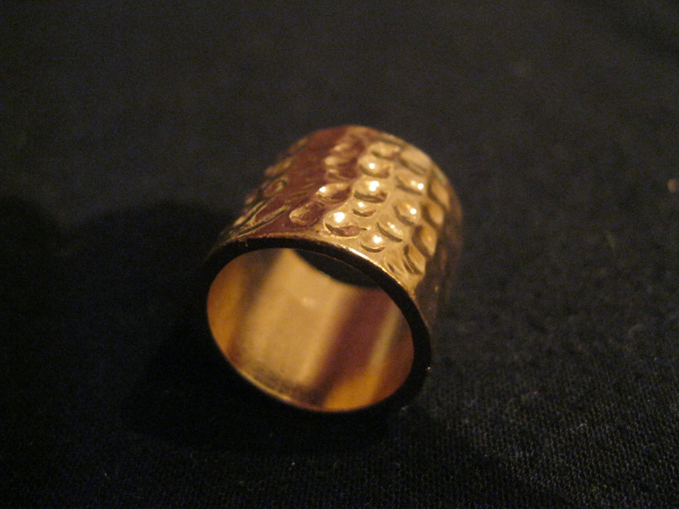 breiter goldener Ring