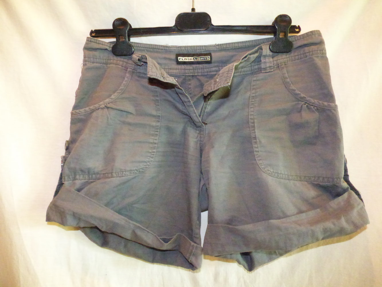 Graue Sommershorts