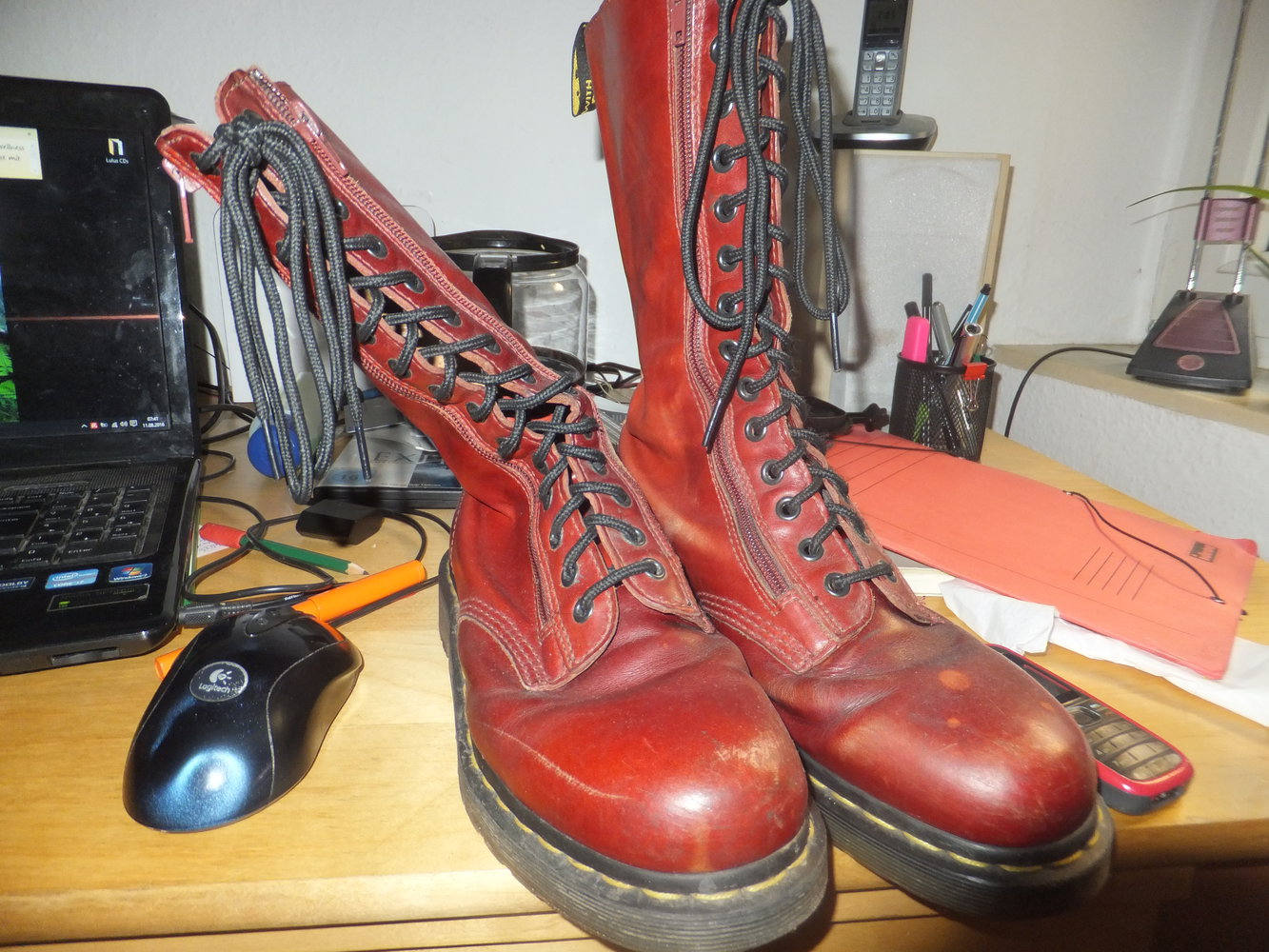 Dr. Martens 14 Loch mit Reißverschluss in kirschrot