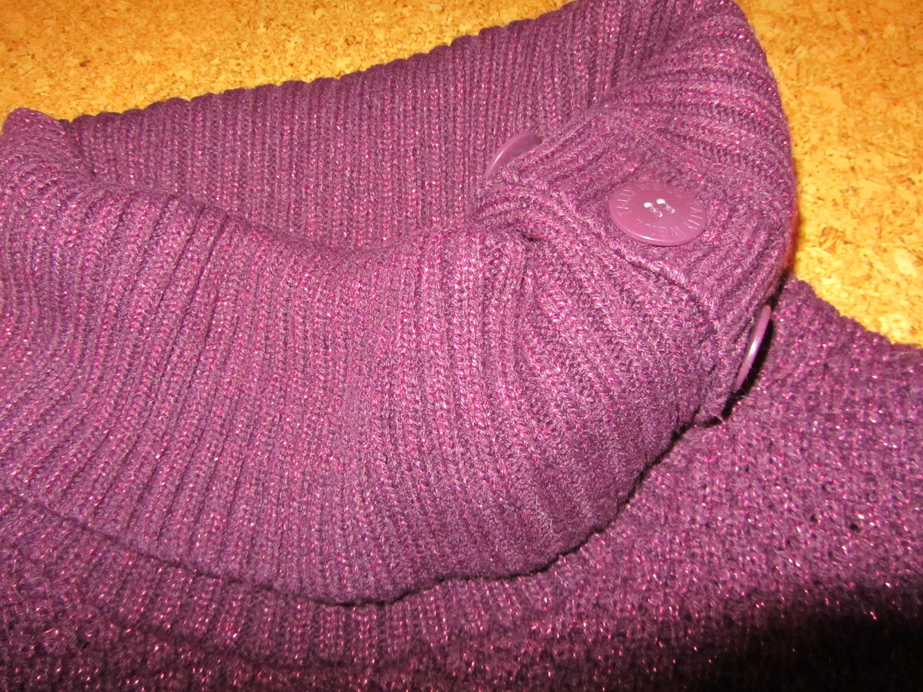 Magentafarbener Pullover mit Glitzerfäden Herbst Winter Weihnachten