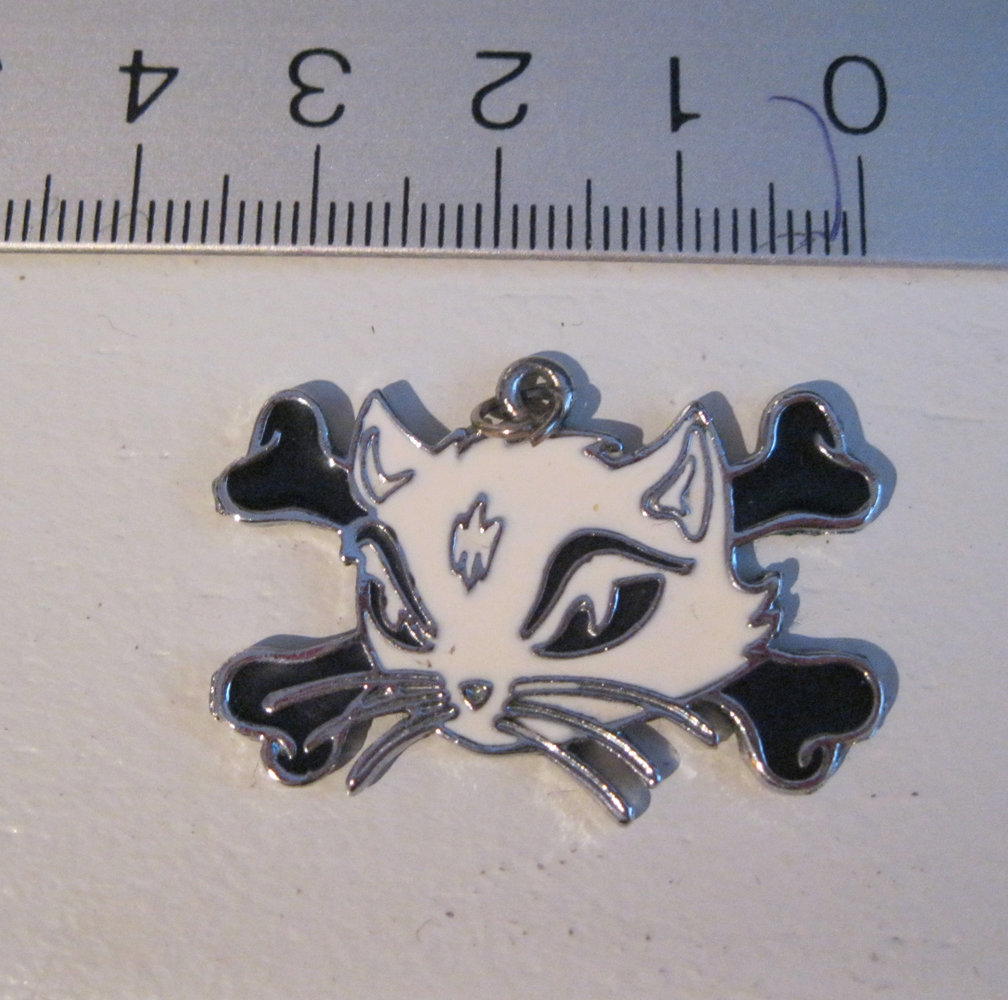  Kitty Kettenanhänger Cross bone 