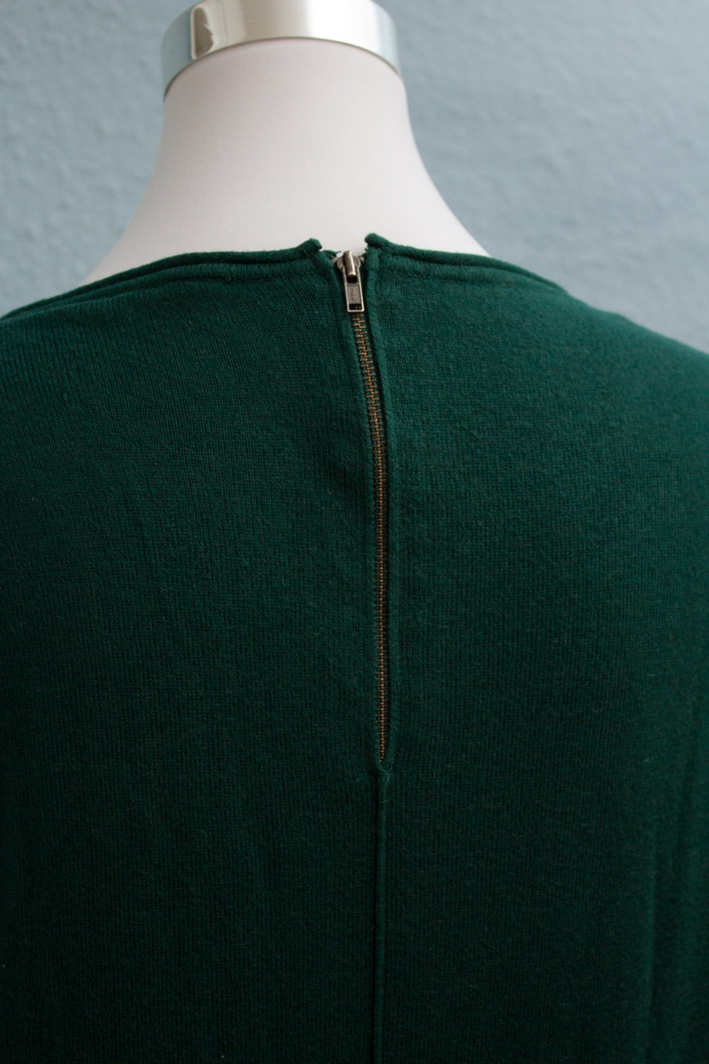 Dunkelgrüner Pullover mit Rundhals und Reißverschluss