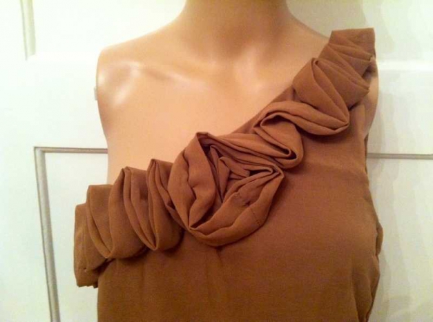 Sexy asymmetrisches Rüschenkleid in Cognac braun Party