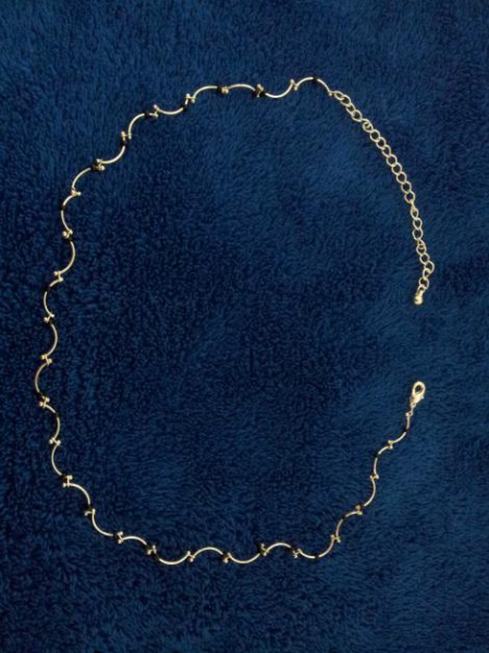 Kette in Silberbögen mit schwarzen Perlen