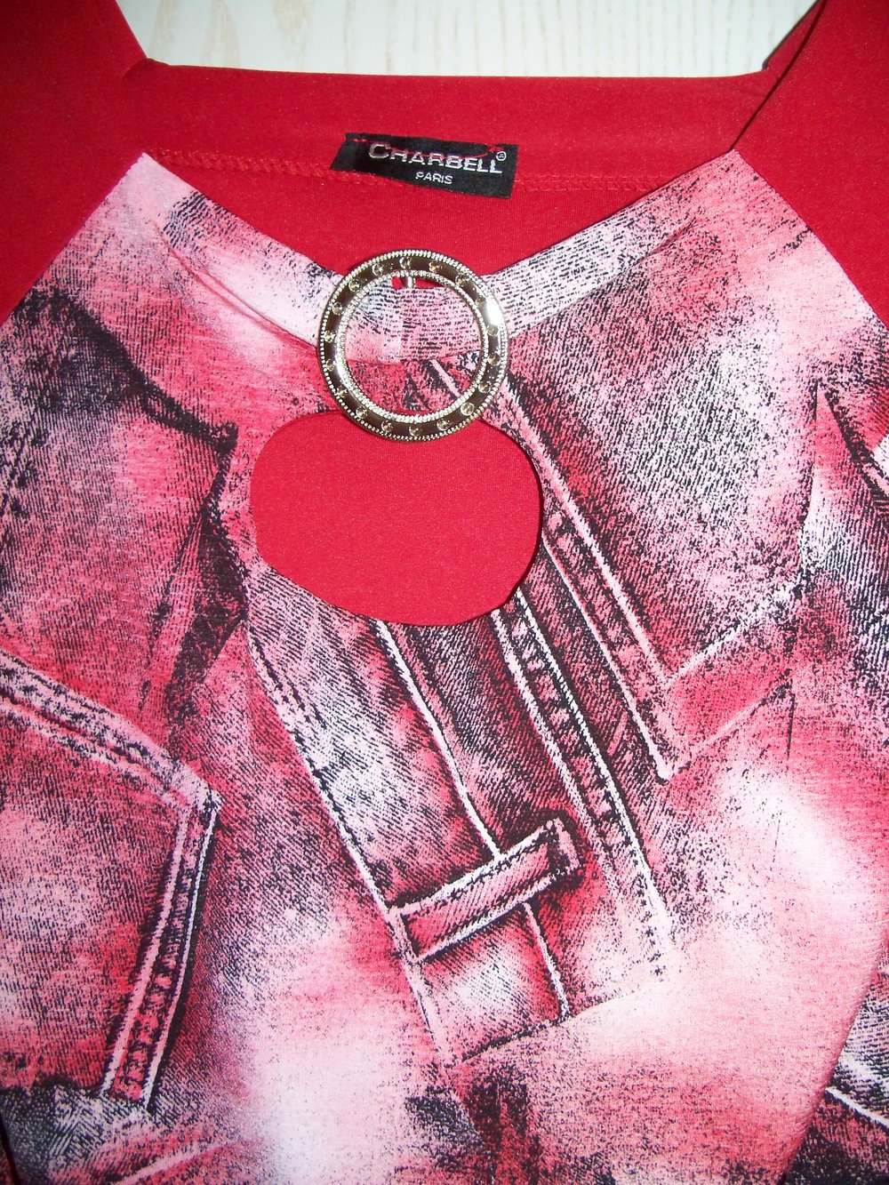 Retro-Shirt in rot mit sexy Cut-Out vorne