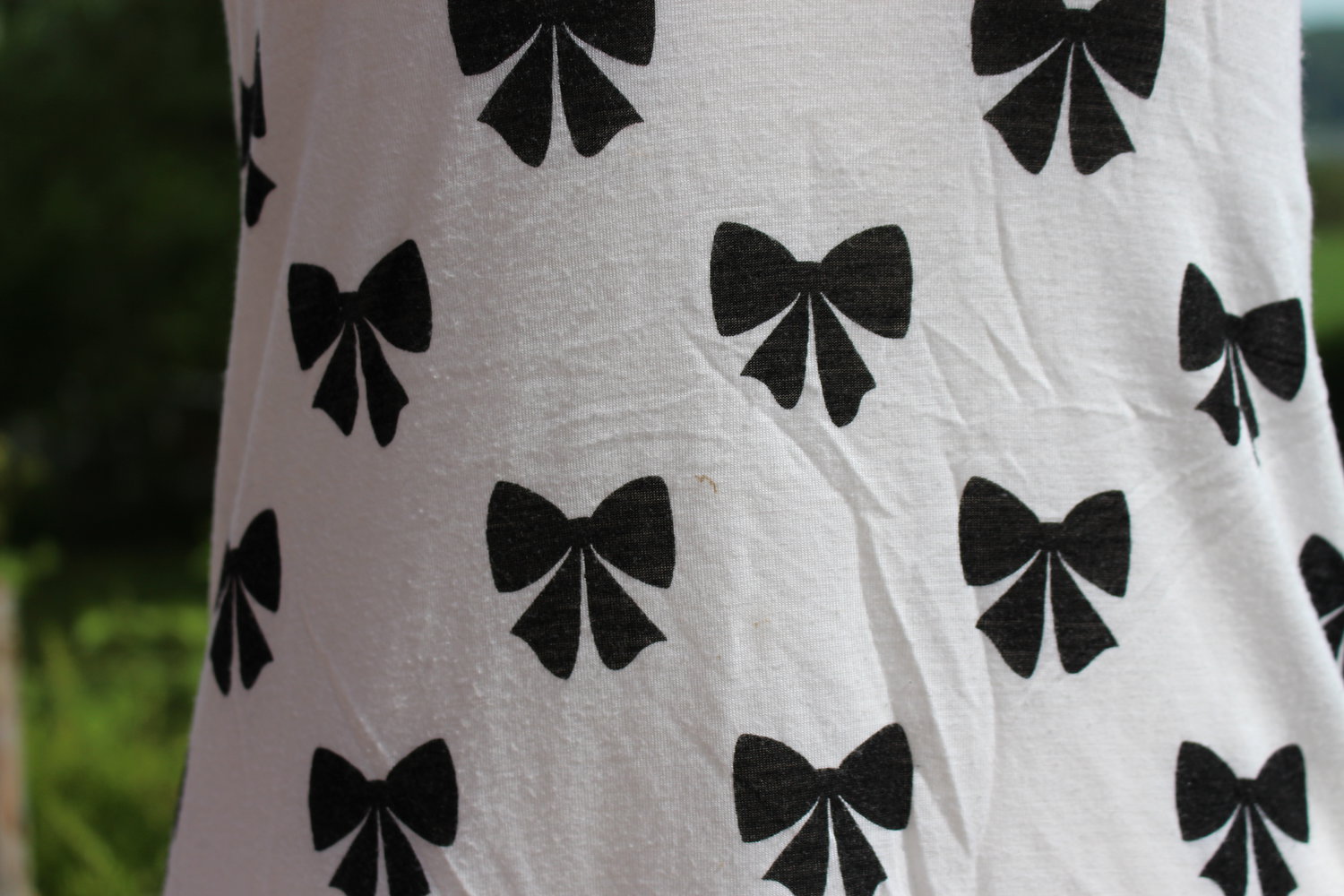 weißes Top mit Schleifen