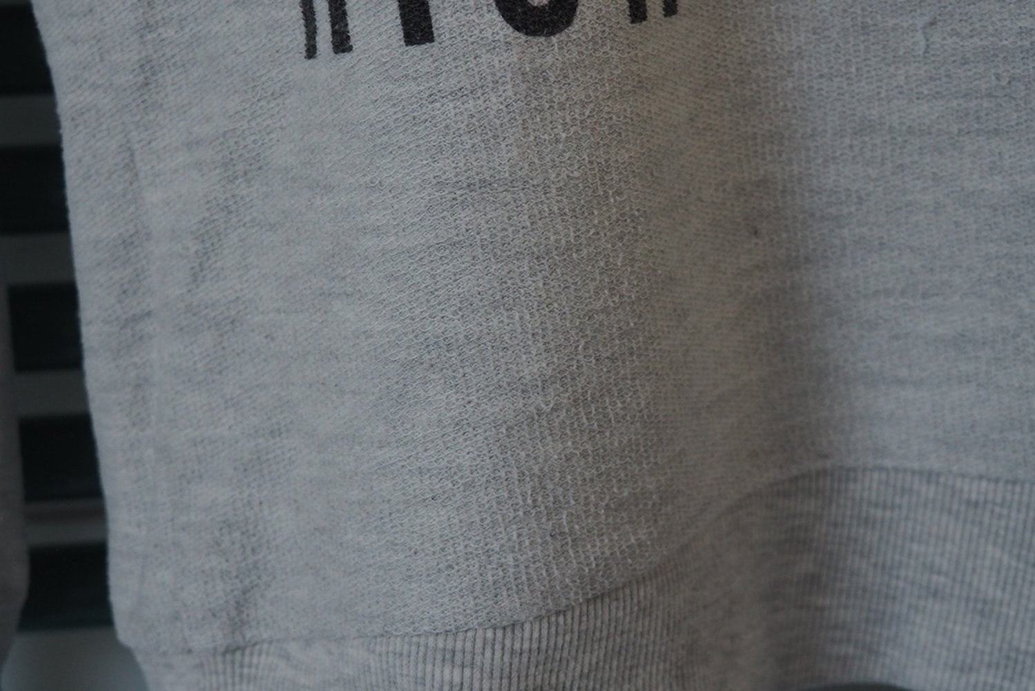 Grauer Pullover mit Aufschrift von Tally Weijl