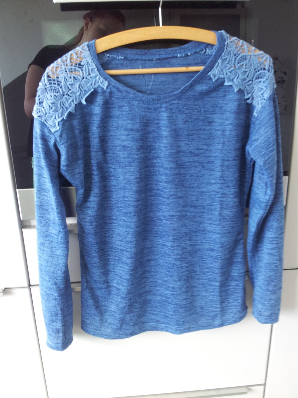 Sweatshirt blau Verzierungen 