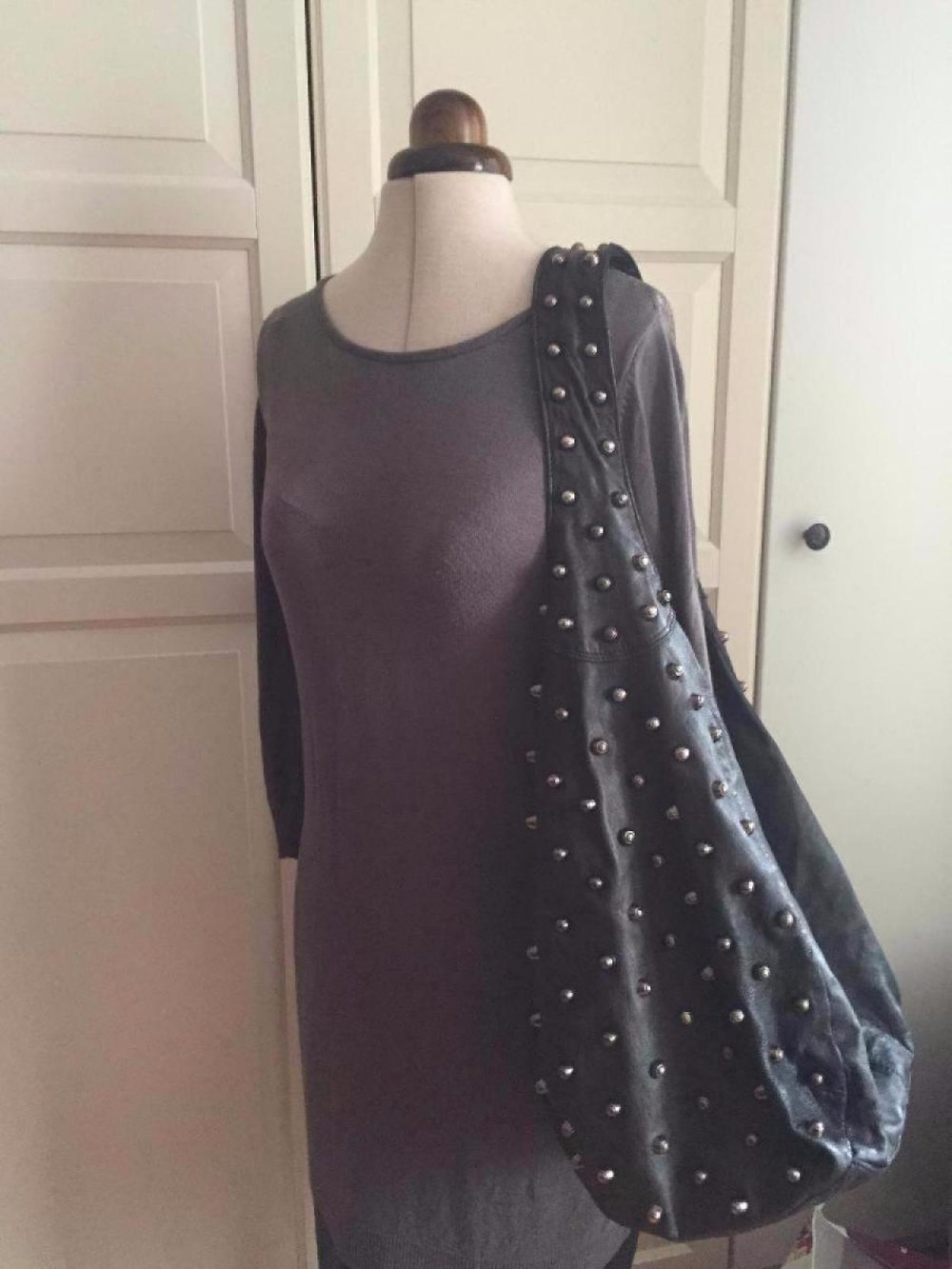 Black Metal ] XXL Tasche aus schwarzem Leder mit Nieten