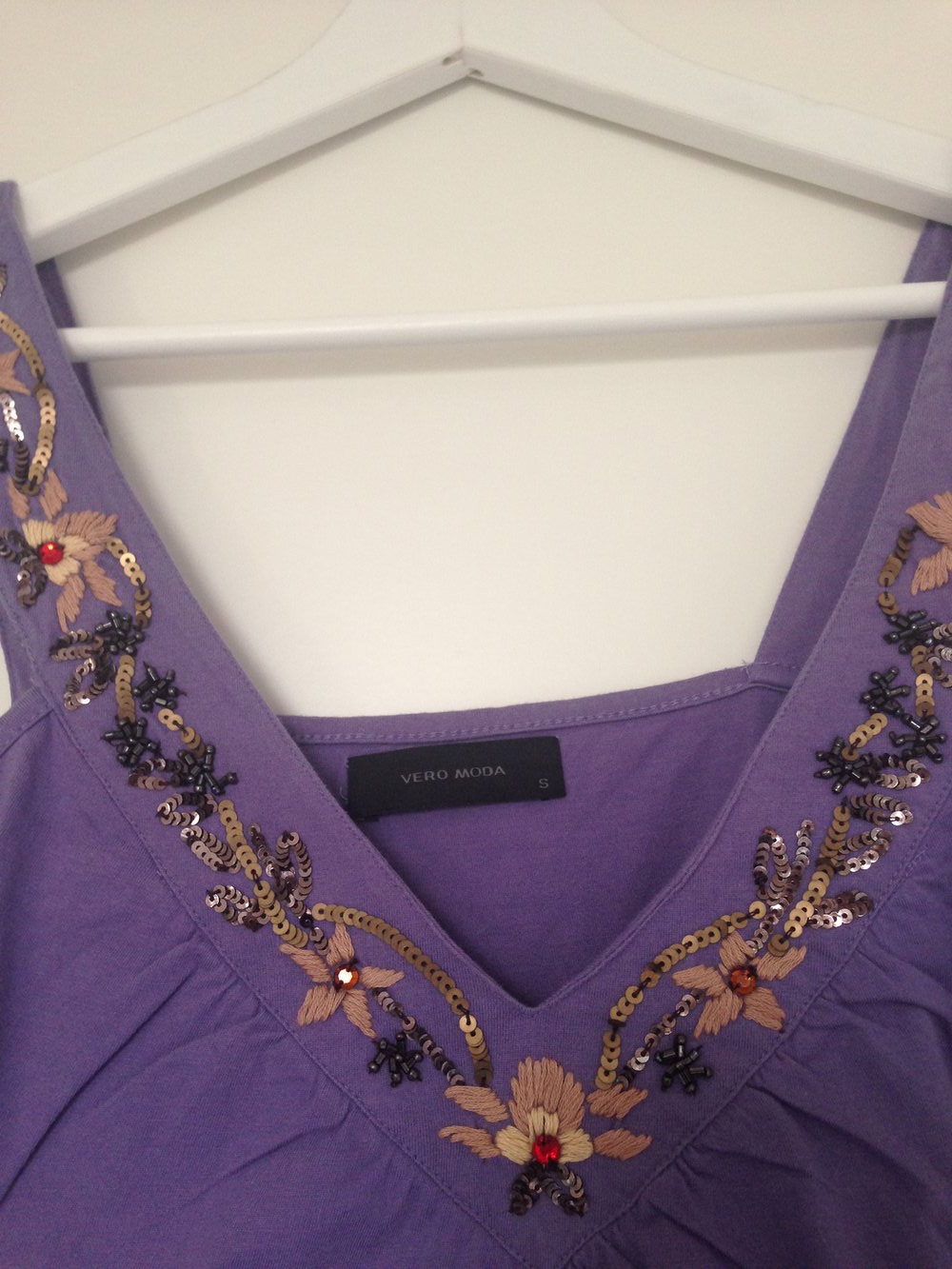 lila Top mit Glitzer