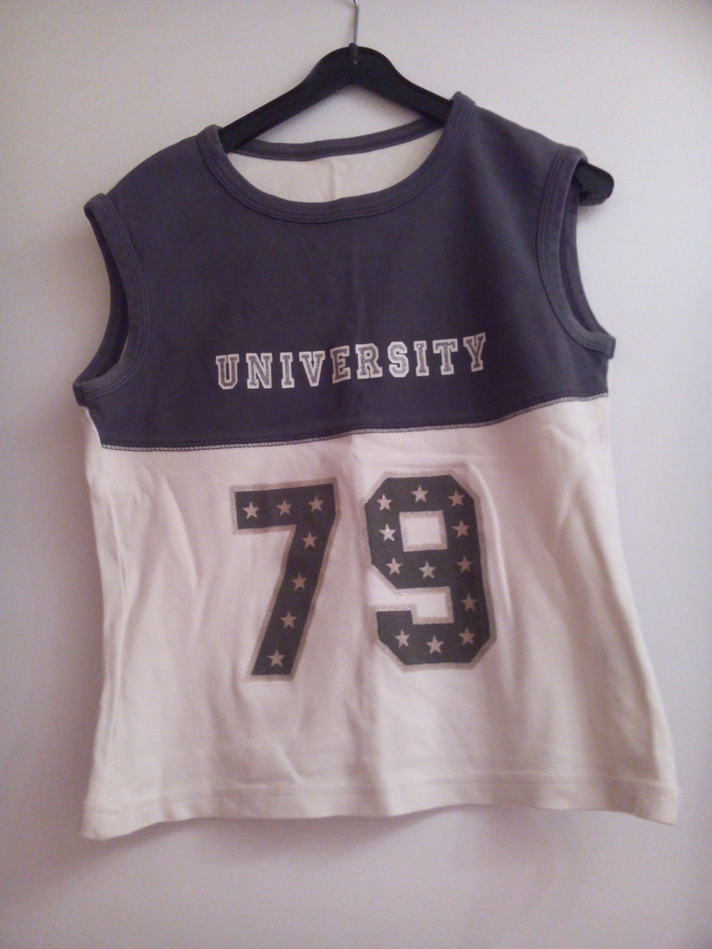 Top Collegestil in khaki