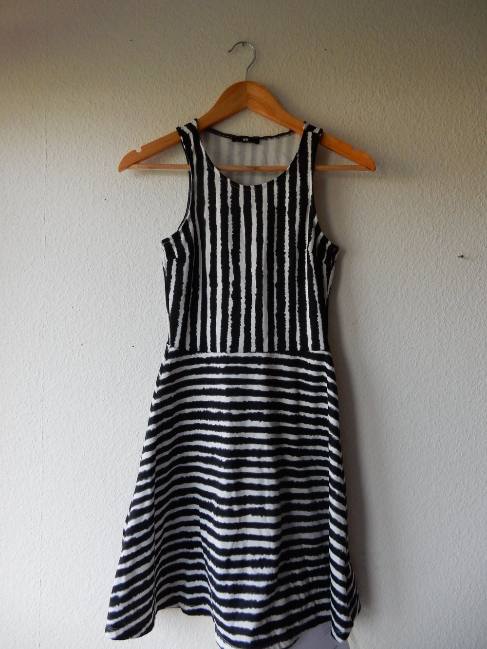 Streifenkleid im 90s Look