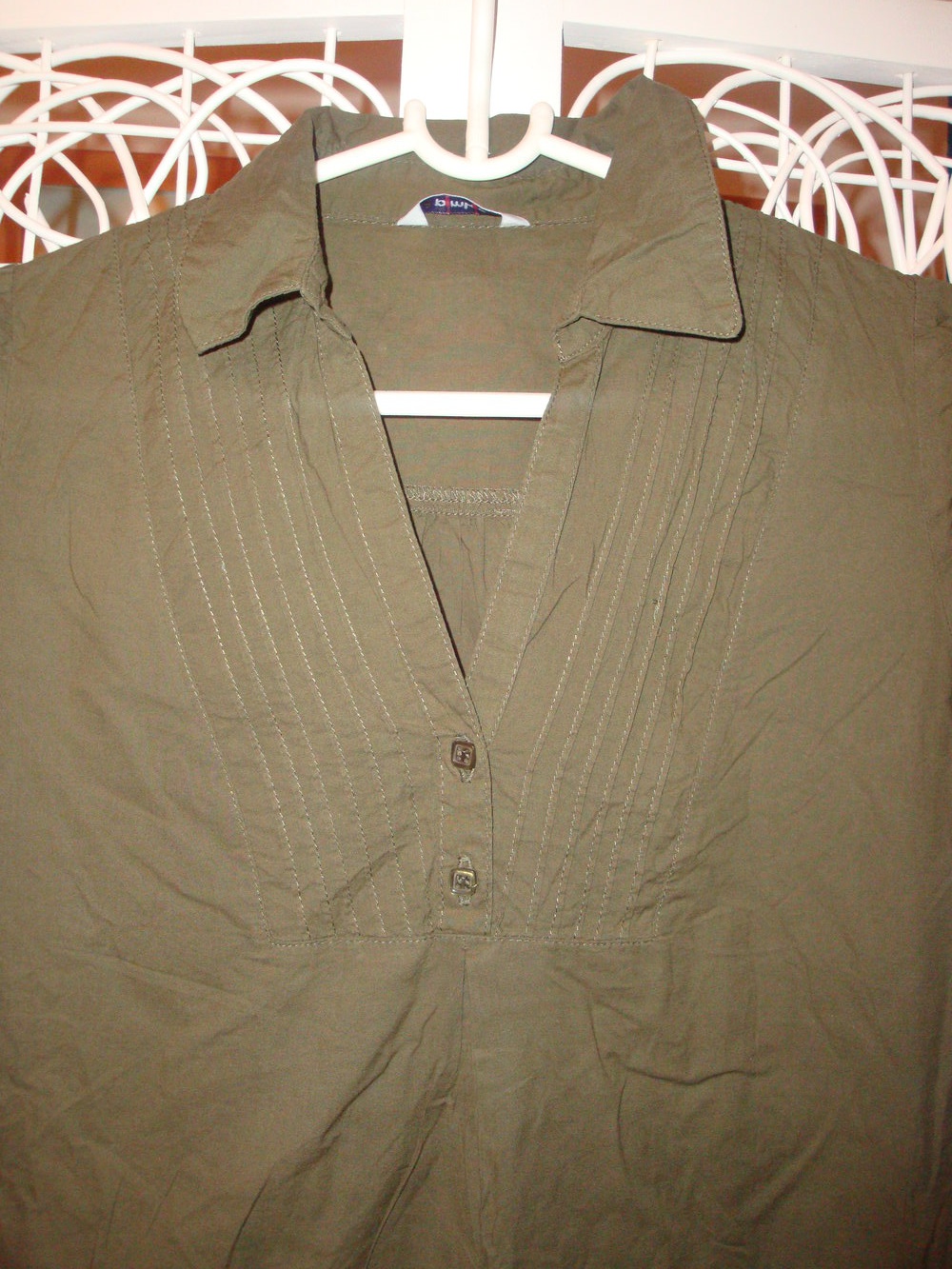 khakifarbene Kurzarmbluse