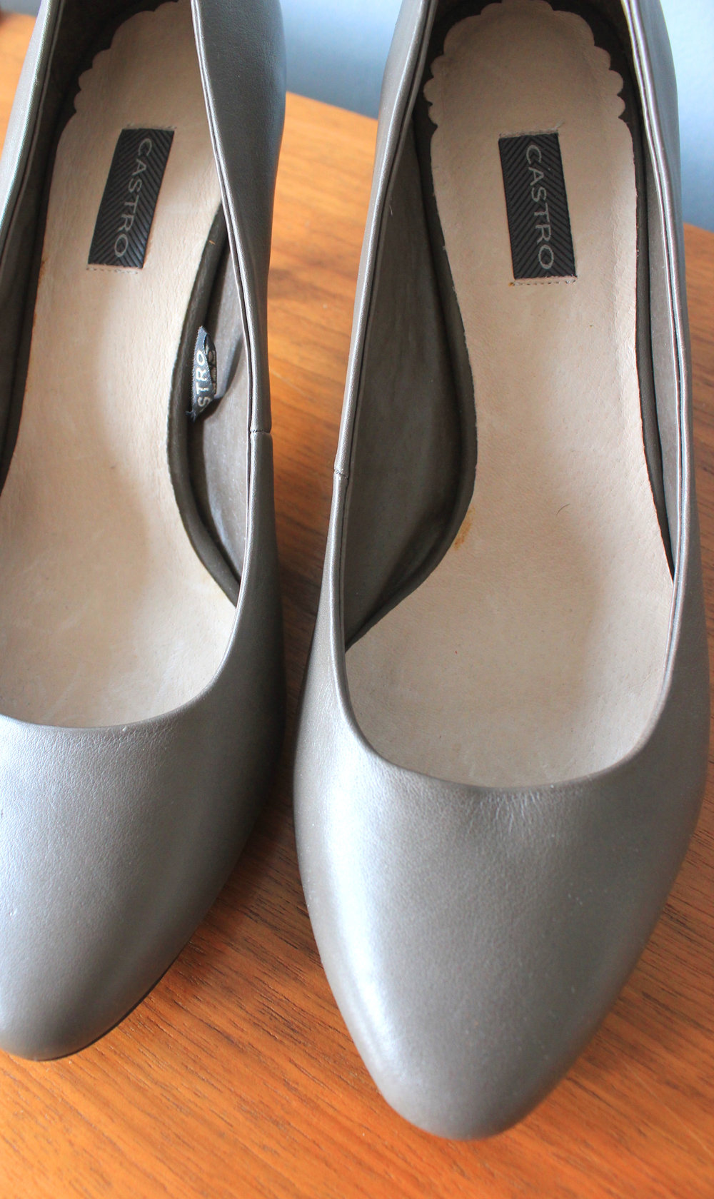 Hellgraue Pumps von „Castro“ im 50er-Look