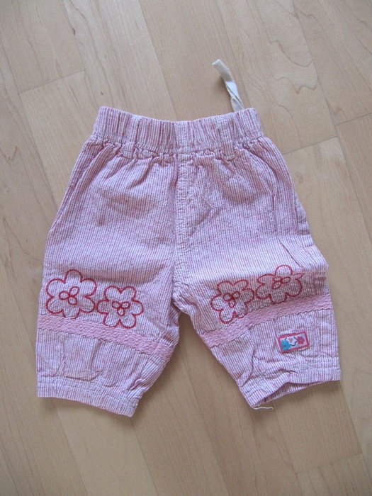 Ausgefallene Hose mit Blümchen und Spitze Gr. 62 einzigartig