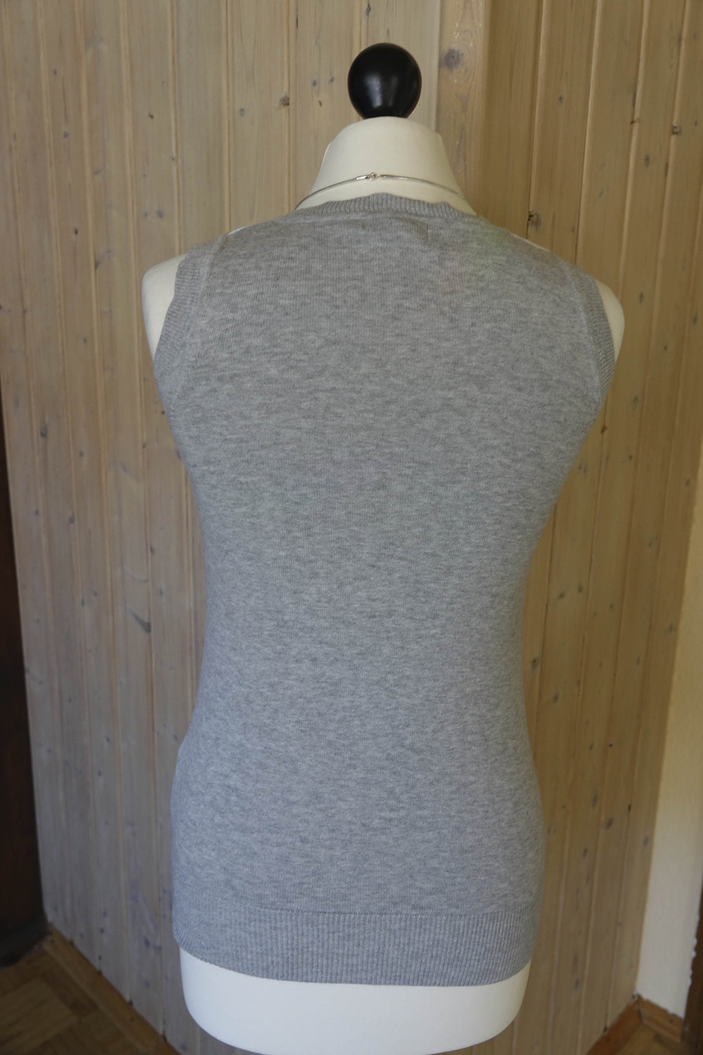 Grauer Strickpullunder