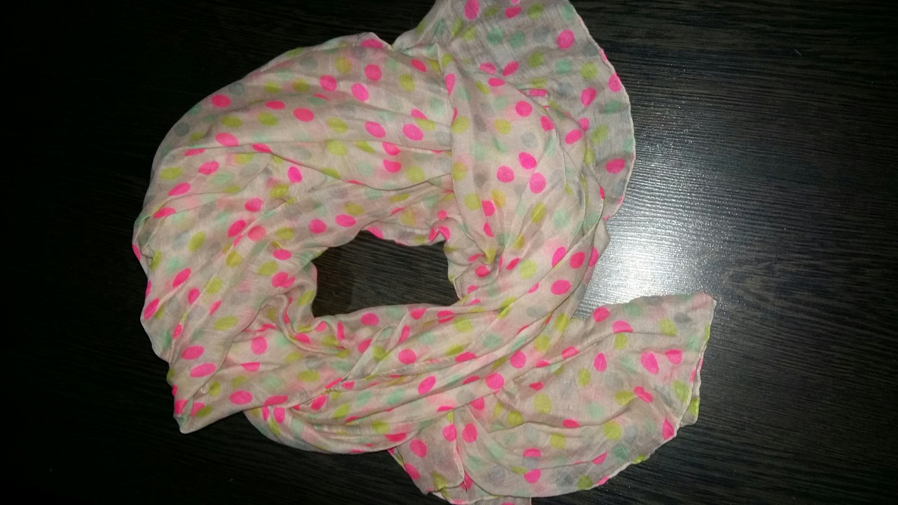 Bunt gepunktetes Tuch