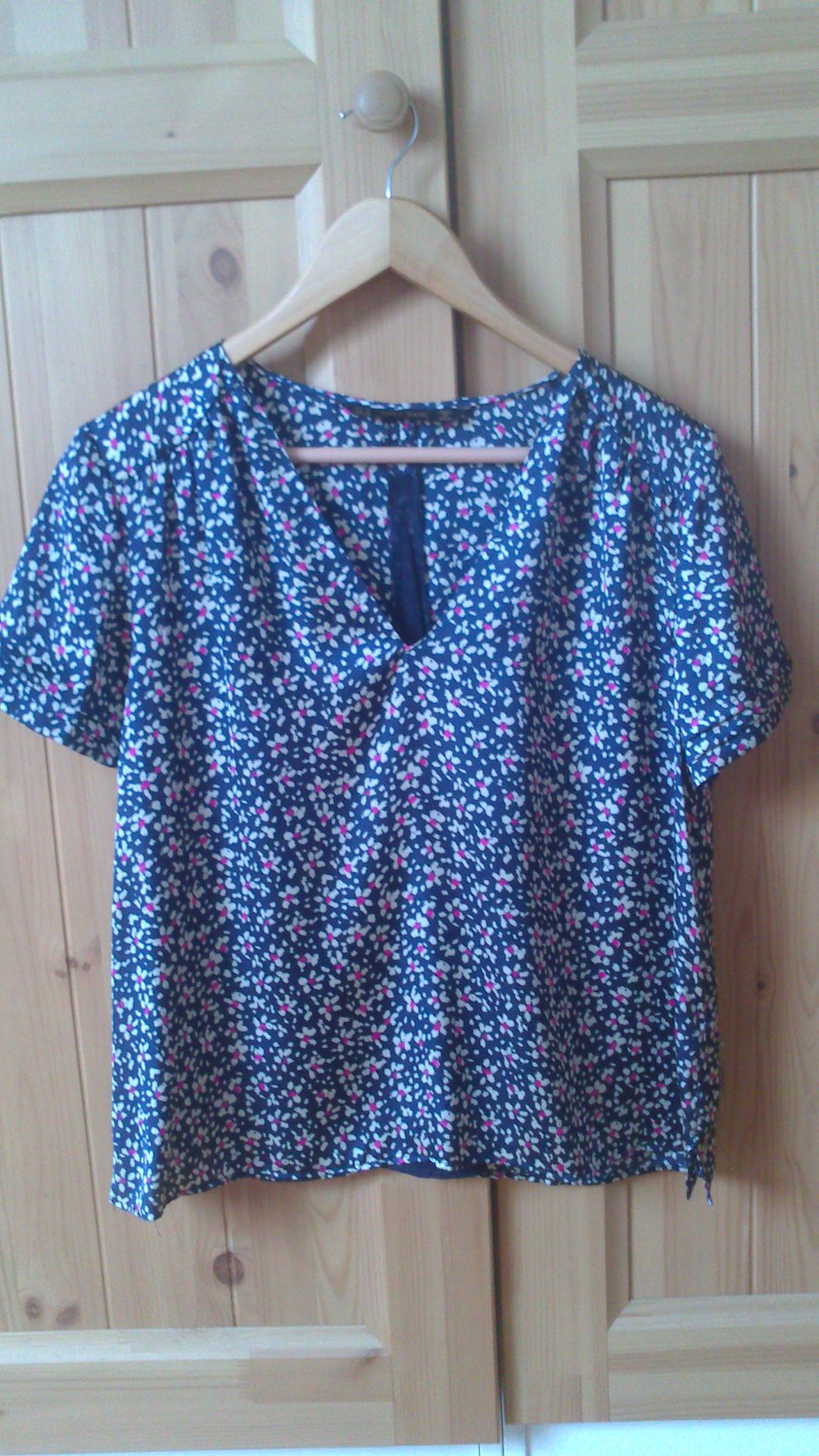Seidige Bluse mit Blumenprint, Zara